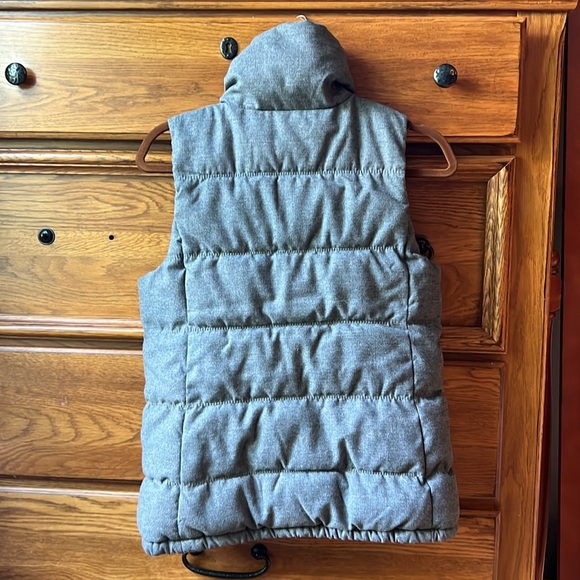 Old Navy, women’s size S, quilted puffer vest. So warm! Excellent condition! - Picture 4 of 4